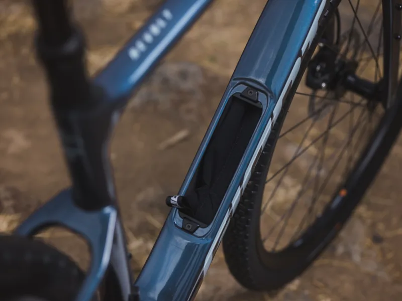 Giant Revolt Advanced 1 Gravel Bike in Blue Ashes-11