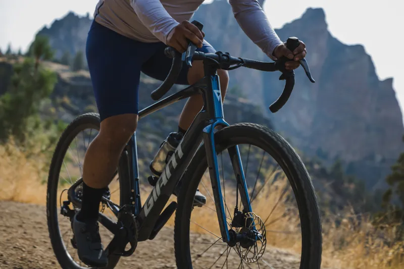 Giant Revolt Advanced 1 Gravel Bike in Blue Ashes-12