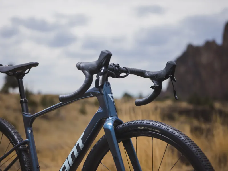Giant Revolt Advanced 1 Gravel Bike in Blue Ashes-9